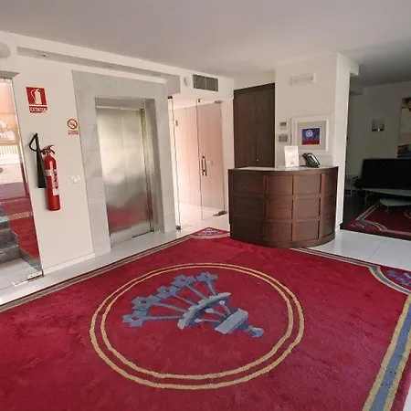 Rosario Ii, Edificio Moderno فندق ريباذيسييّا